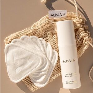 Alpha H Liquid Gold with 5% Glycolic Acid
Exfoliating treatment RV $54